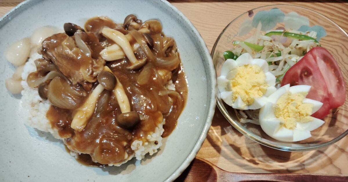 ハヤシライス、らっきょう漬け。もやしナムル（ピーマン）。ゆで卵、トマト。