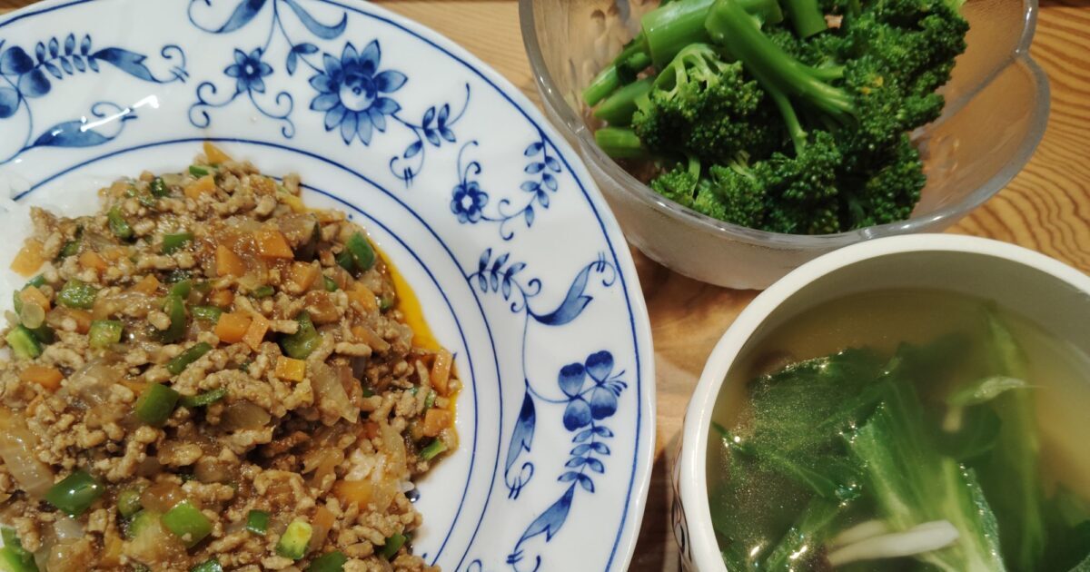 ドライカレー。レタススープ（しめじ）。ゆでブロッコリー。
