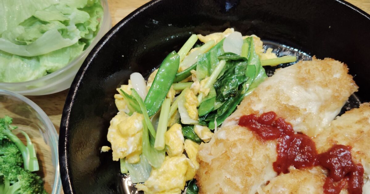 ささみロールフライ（しそチーズ）。レタスと卵の炒め物（にんにく、にんにくの芽、さやえんどう）。