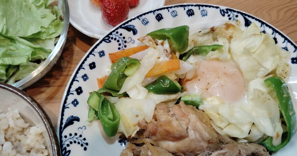 五分づき米。手羽元の甘辛煮。目玉焼き。野菜炒め。レタス。いちご。