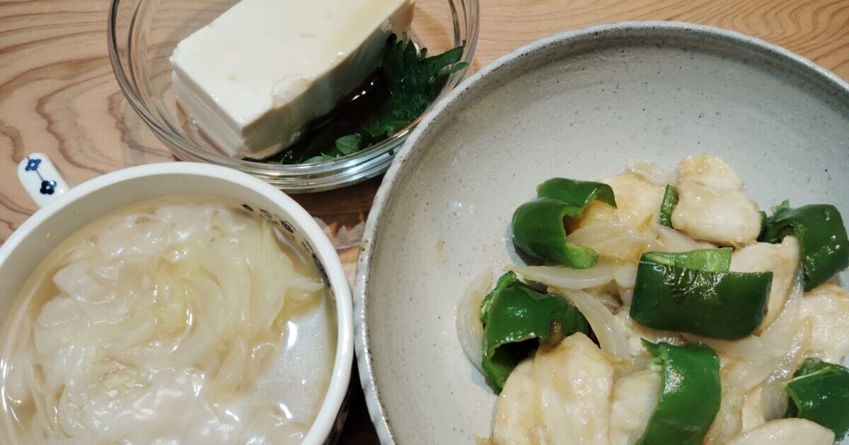 鶏ささみとピーマンの生姜焼きの料理写真。ワンタンの皮だけで作ったキャベツたっぷりのスープ。冷奴。