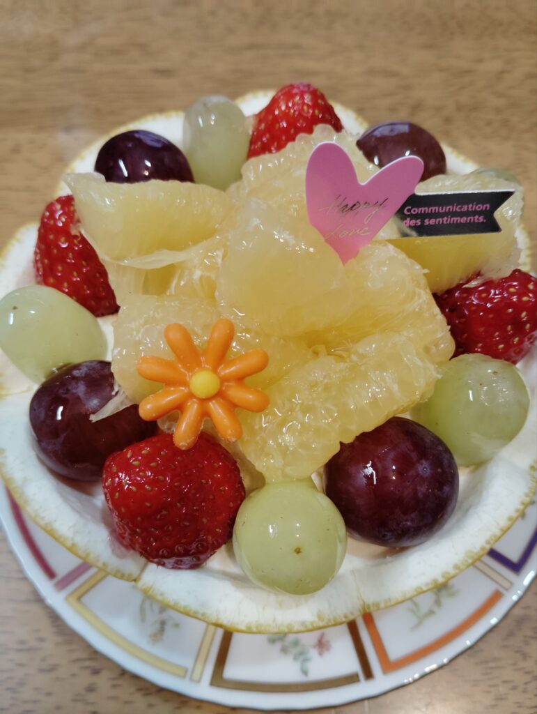 友達からいただいたフルーツがいっぱい乗ったケーキ。