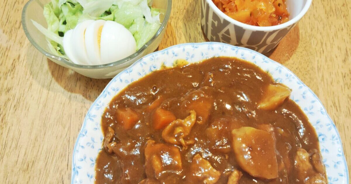 カレーライス。レタスときゅうりのサラダ。福神漬け。