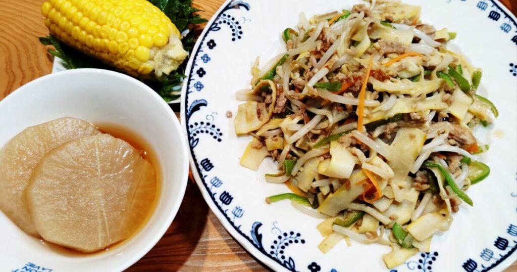 ピーマンとタケノコのピリ辛ひき肉味噌炒め。大根煮。ゆでとうもろこし。