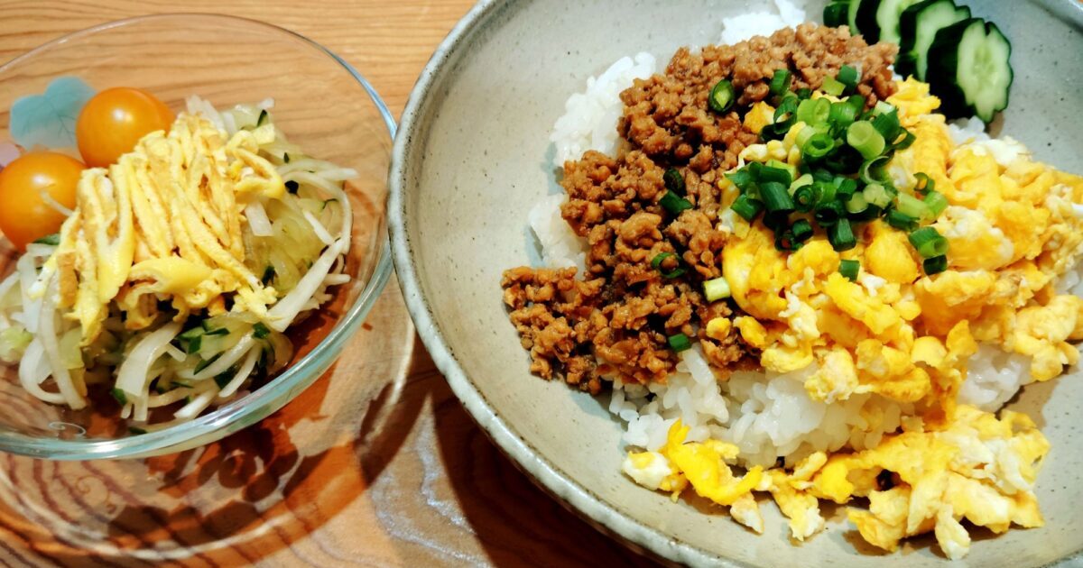 鶏そぼろ丼　きゅうりと大根サラダ
