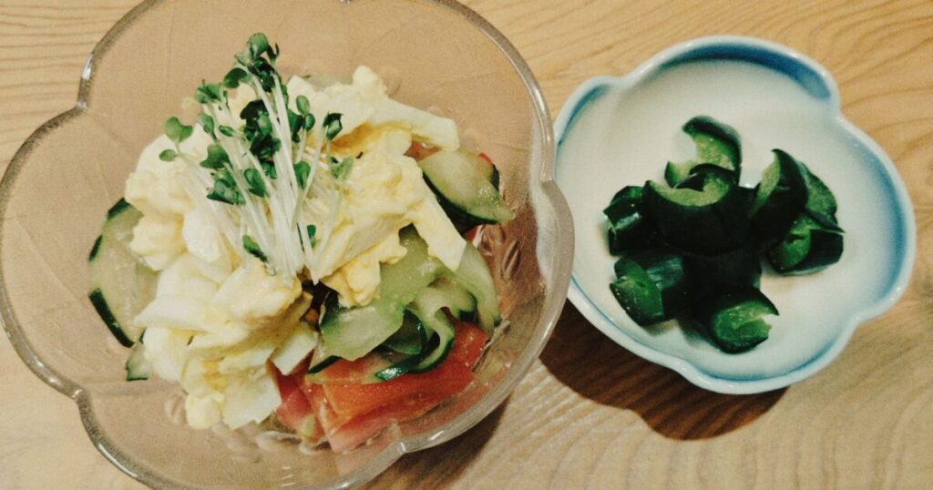 サラダ(きゅうり、トマト、たまご、ブロッコリースプラウト)