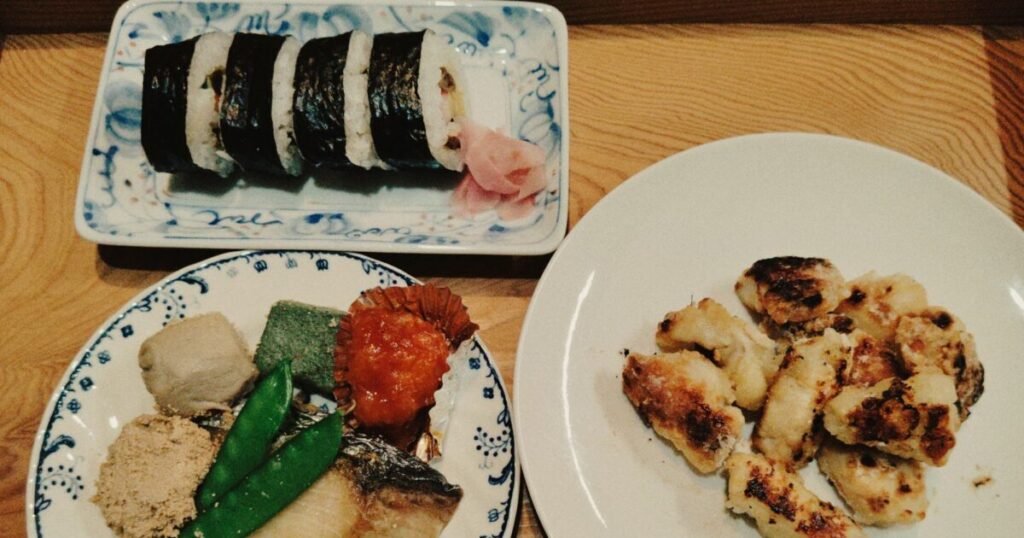 巻きずし 唐揚げ 焼き魚 魚卵の煮付け 里芋煮 エビチリ
