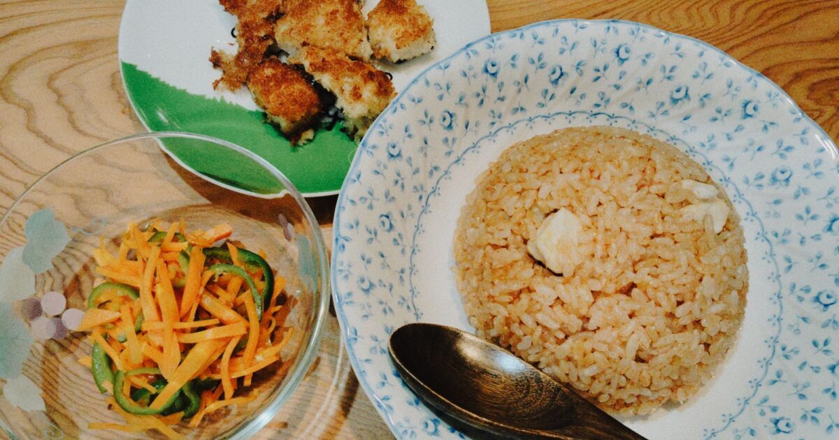 チキンライス　チキンカツ　人参とピーマンのマリネ