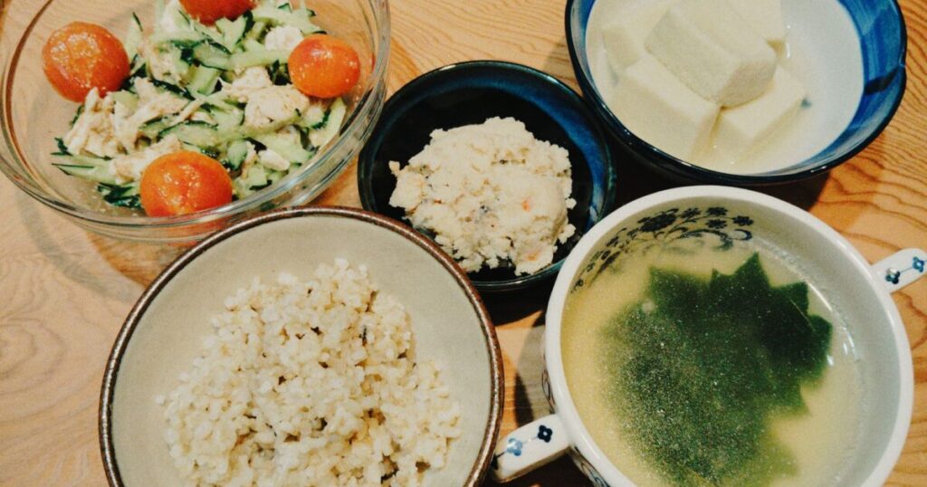 玄米ご飯 わかめスープ ささみときゅうりの中華サラダ ミニトマトのマリネ 高野豆腐 卯の花あえ