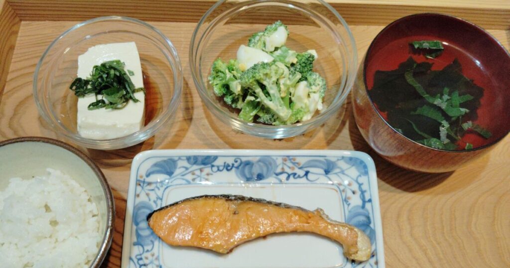 ご飯　焼き鮭　ブロッコリーとゆで卵のサラダ、すまし汁（梅、しそ、わかめ）冷奴（しそ）