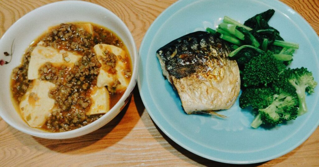麻婆豆腐　鯖の塩焼き　ゆで野菜（小松菜、ブロッコリー）