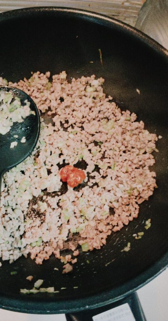 フライパンで刻んだニンニク・しょうが・長ネギを炒めた後加えたひき肉と豆板醤