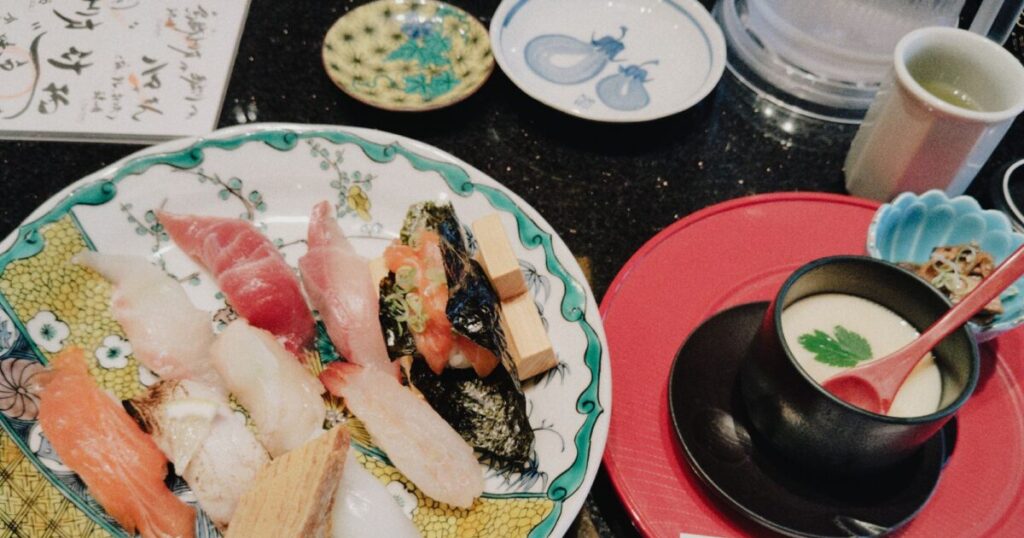 お寿司・あら汁・茶碗蒸し・小鉢(魚の煮付け)