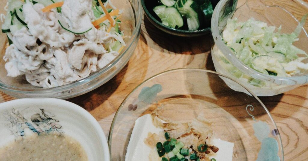 冷しゃぶ(豚肉、キャベツ、人参、小松菜、きゅうり) ごまだれ 冷奴 サラダ(レタス・ゆで卵)きゅうりの漬物
