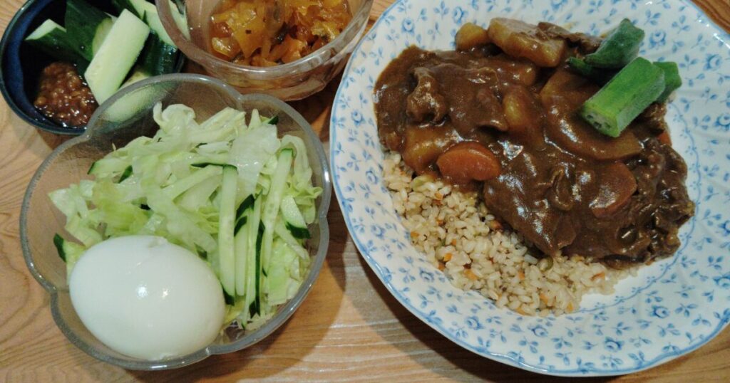 カレーライス 福神漬け レタス・ゆで卵 きゅうり・もろみ