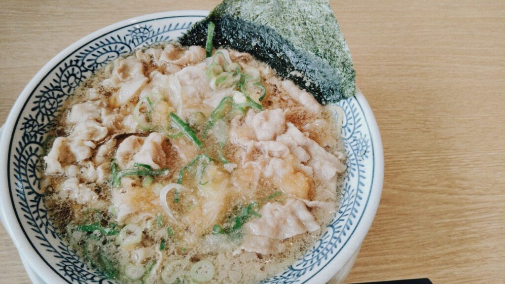 丸源ラーメン店の肉そば