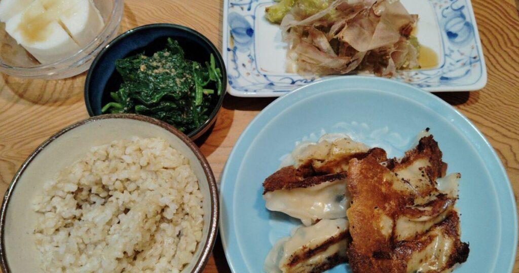 玄米ご飯 餃子 ほうれん草のごま和え 長芋 焼きなす