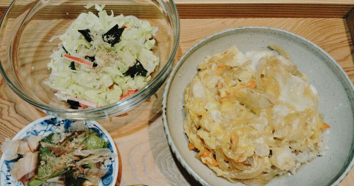 親子丼　キャベツの和え物　焼きなす