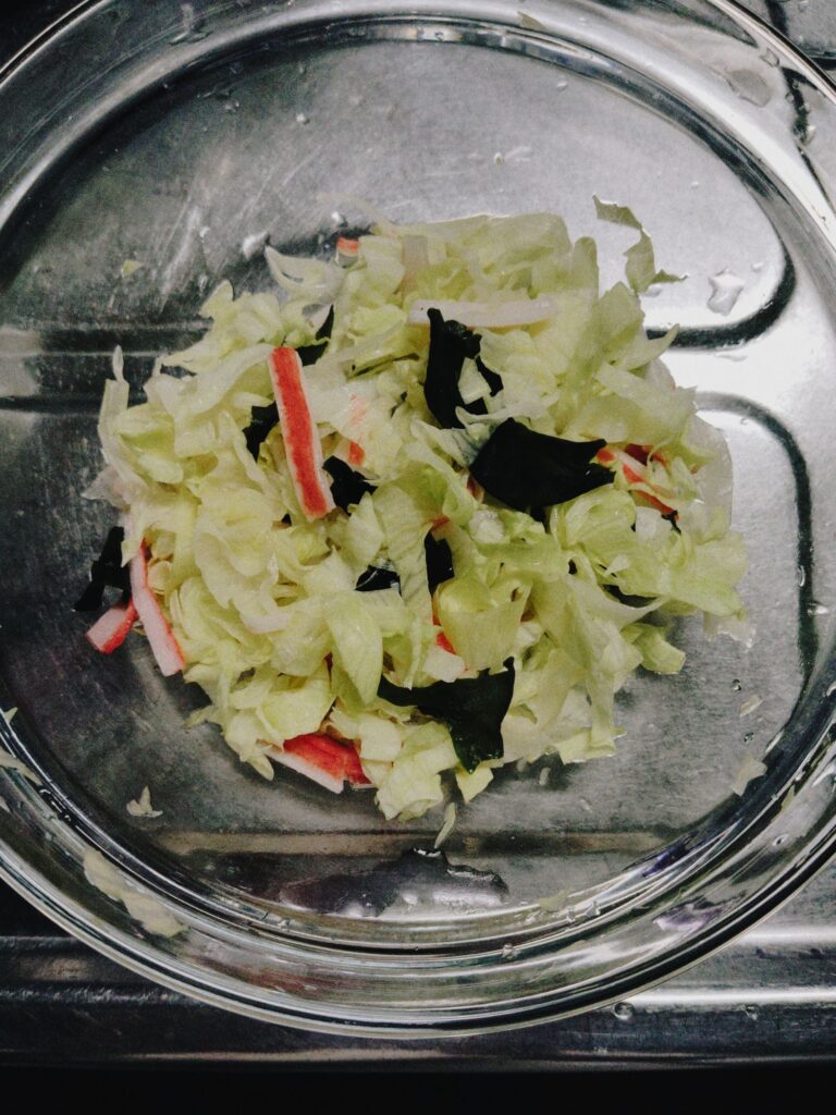 カニカマ入りレタスとワカメの酢の物