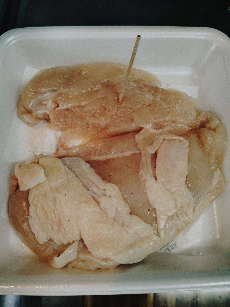つまようじで穴をあけた鶏肉