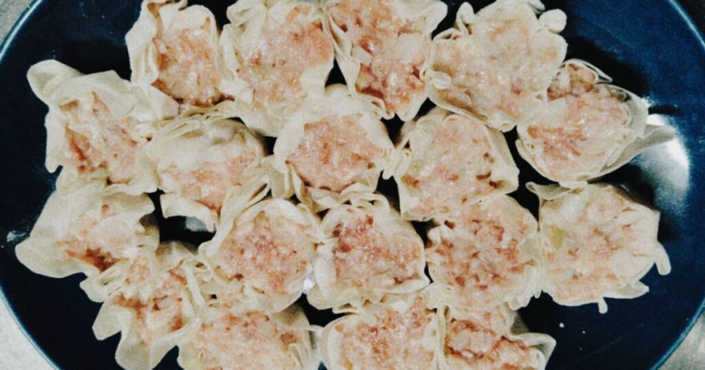 包み終えた焼く前の焼売