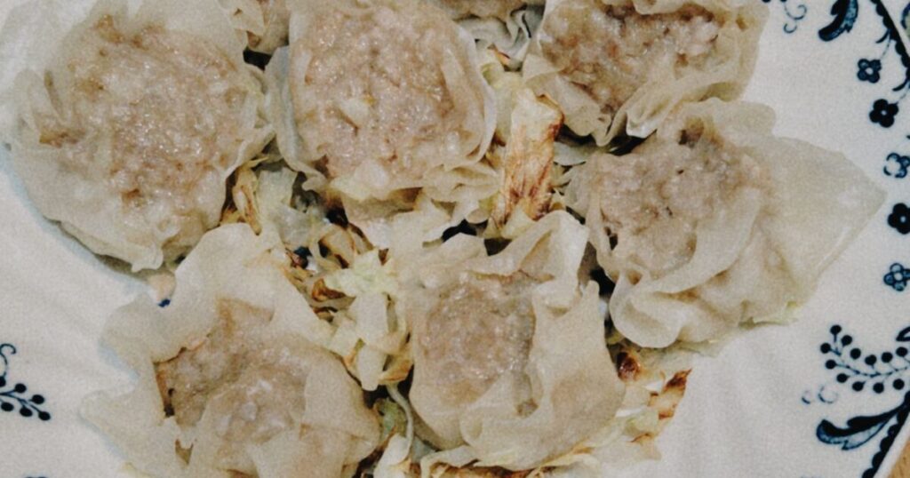 刻みキャベツに乗せ蒸しあげた焼売