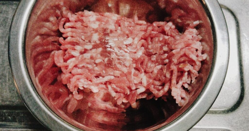 ボウルに入れたひき肉