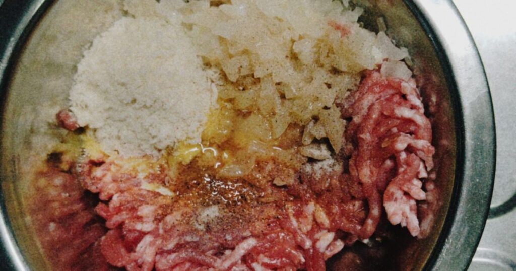 ボウルに入れたひき肉、パン粉、調味料、溶き卵