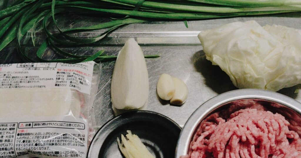 【材料】餃子の皮 ひき肉 ニラ キャベツ 玉ねぎ にんにく 生姜