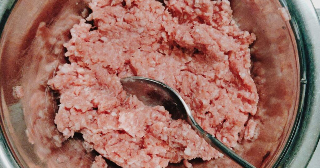 塩コショウをし 粘りがでるまで混ぜ合わせたひき肉