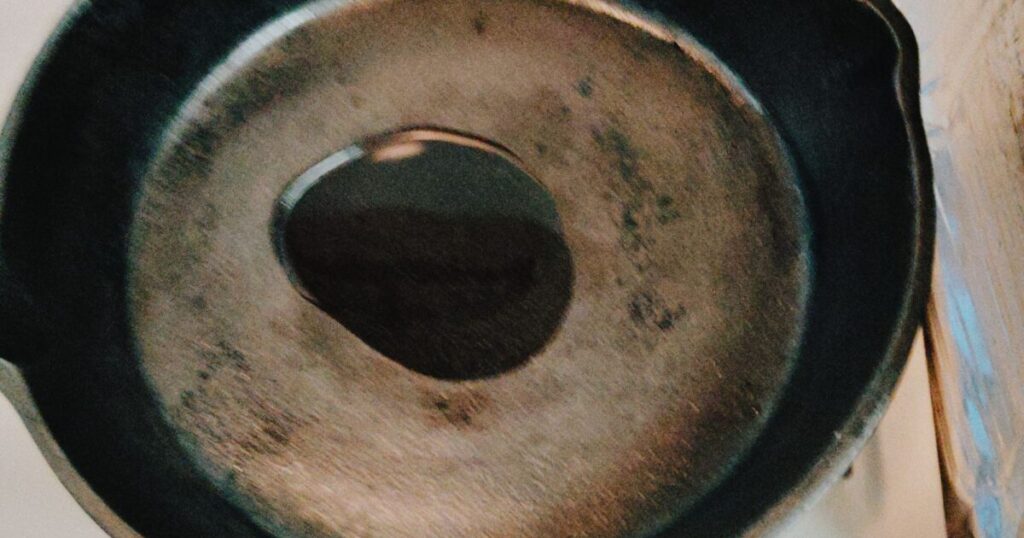 熱したフライパンに敷いた油