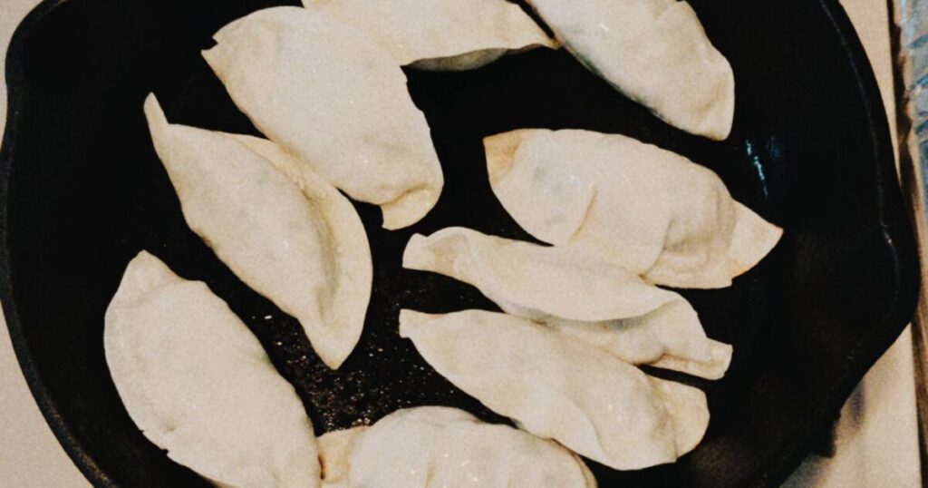 冷凍餃子を焼く様子