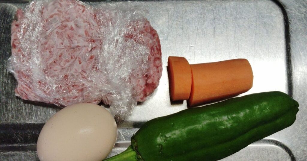 冷凍合いびき肉　人参　ピーマン　卵