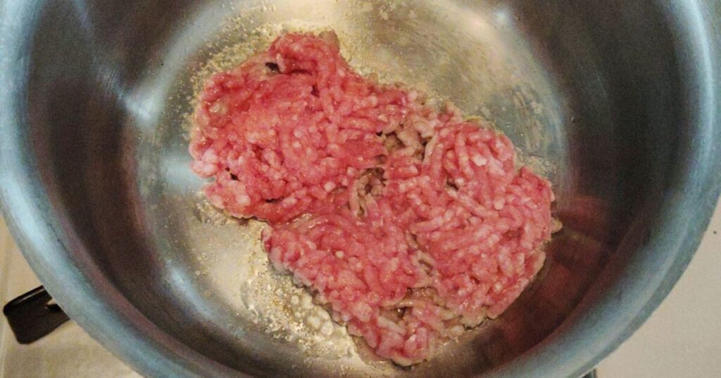 熱した鍋に入れた合いびき肉