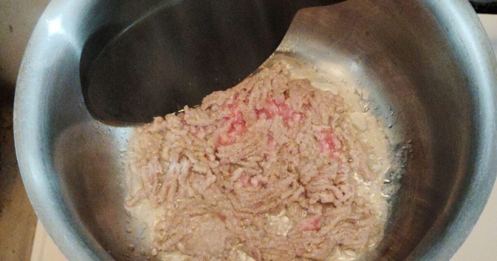 鍋で合いびき肉を炒める様子