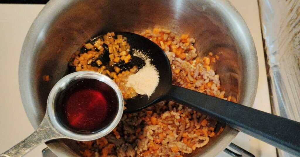 大さじ１の醤油（めんつゆ）を入れる