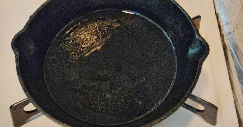 熱したスキレットに油を敷いた様子