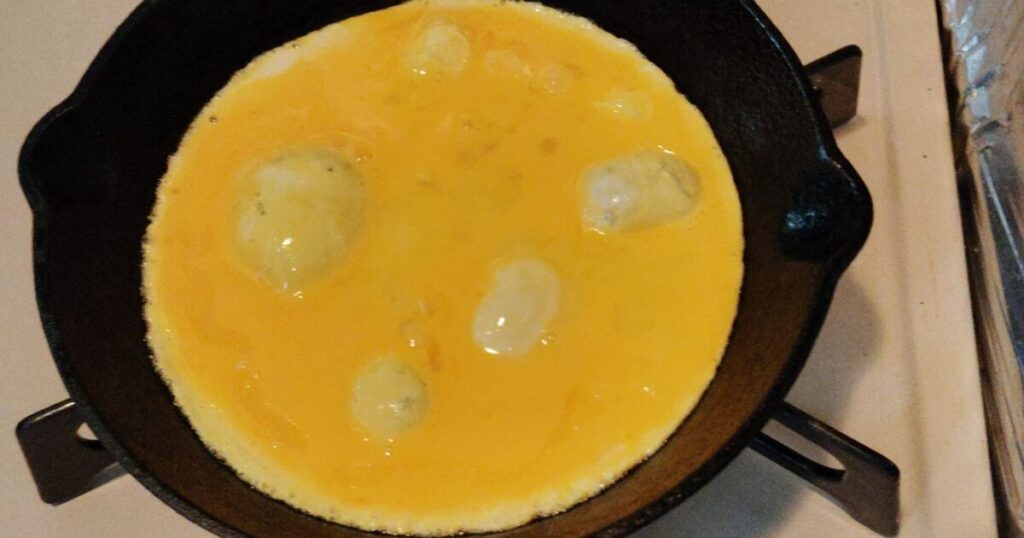 スキレットに流し入れた溶き卵