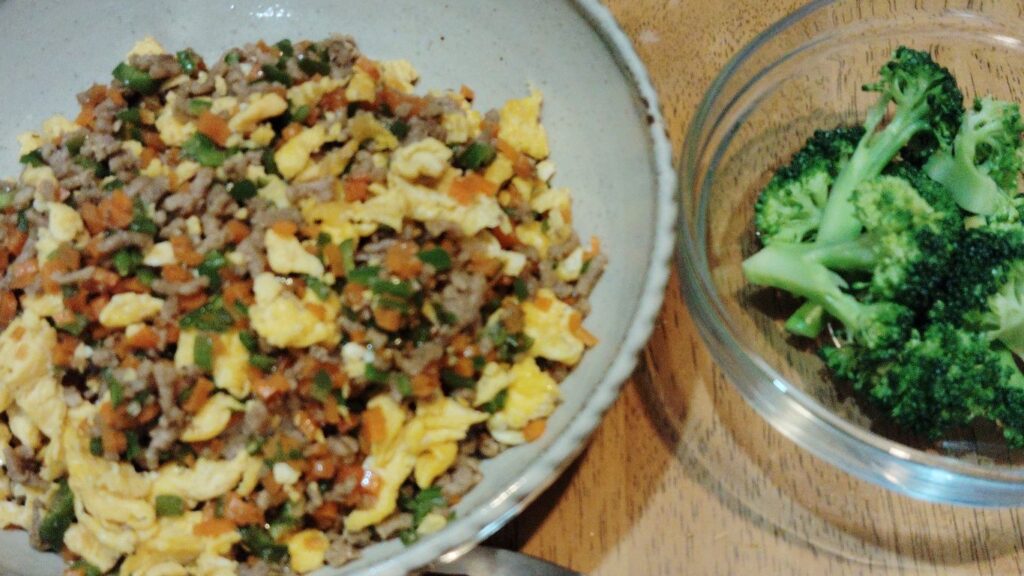 そぼろご飯　ゆでブロッコリー