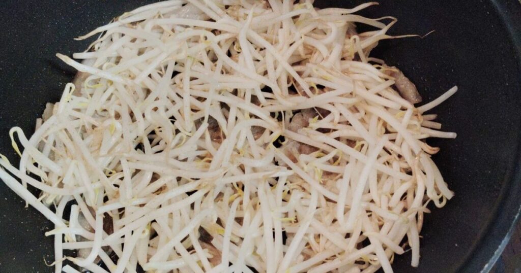 豚肉の上に乗せ広げたもやし