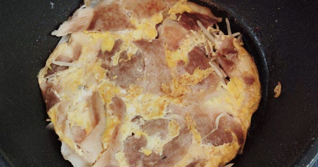 お好み焼き風を裏返した様子