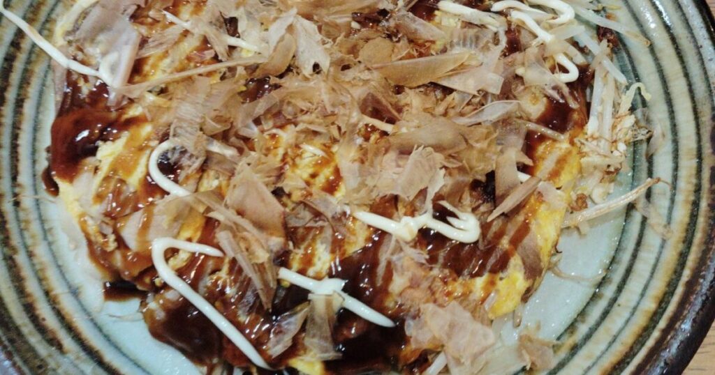 お皿に盛り付け、ソース・マヨネーズ・かつおぶしをトッピングしたお好み焼き風